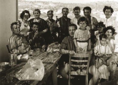 Famille sous la tonnelle, été 1950